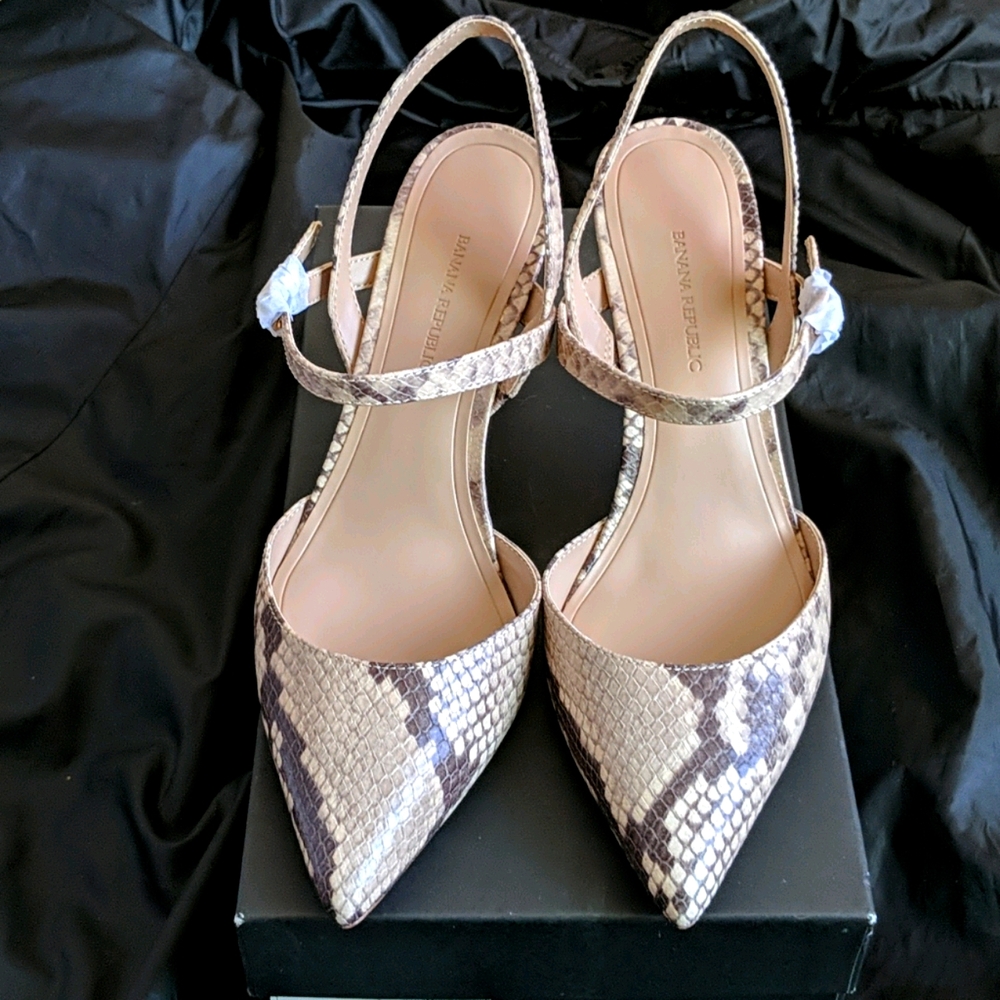 Banana Republic Cross Halter Madison 12 hour Pump